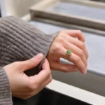 指輪の高さと衣類への引っ掛かりを確認する手元