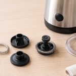 ミルク泡立て器本体と複数のリングや泡立て部品を並べたイメージ