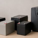 UPS本体と複数の交換用バッテリーが並んでいる様子
