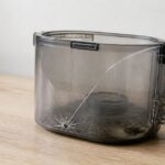 ひびの入った掃除機のダストケース