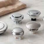 浴槽排水栓用の複数の交換用押しボタンを並べたイメージ