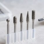 複数形状の超硬カッターと回転工具を並べたイメージ