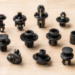 さまざまな形の黒い車用固定クリップを並べたイメージ