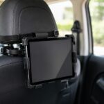 車の前席ヘッドレスト付近にタブレットホルダーを装着した車内イメージ