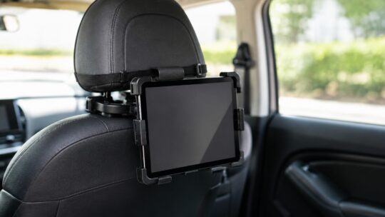 車のヘッドレスト一体型に使えるタブレットホルダーおすすめ4選