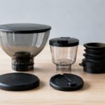コーヒーミル用の複数のホッパーとフタを並べたイメージ