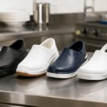 業務用厨房の作業台に複数のコックシューズを並べたイメージ