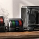 3Dプリンターと複数色のフィラメント収納システムを並べたイメージ