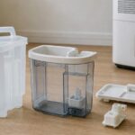 除湿機の水タンクと交換用部品を並べたイメージ