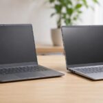 デスクに2台のノートパソコンを並べて比較しているイメージ