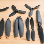 複数のドローン用交換プロペラと工具を並べたイメージ