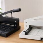 黒と白の大型ペーパーカッターを並べて比較しているイメージ
