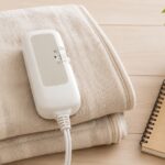 電気毛布の上にコントローラーが置かれているイメージ