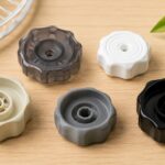 扇風機の交換用スピンナーや固定ナットを並べたイメージ