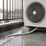 エアコン室外機の排水口とドレンホースを確認する様子