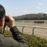 競馬観戦用双眼鏡の倍率|実視界・明るさ・重さの違いのアイキャッチ画像