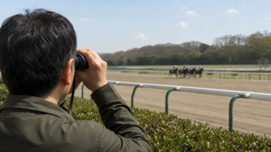 競馬観戦用双眼鏡の倍率｜実視界・明るさ・重さの違い