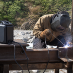 電源のない屋外現場でバッテリー溶接機を使う様子
