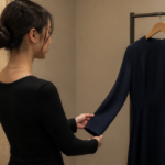 ハンガーに掛けた長袖ドレスの袖を確認する場面