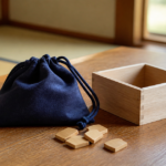 駒袋と駒箱を並べた将棋駒の保管場面