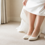 結婚式用ストッキングと靴を確認する花嫁