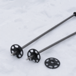スキーポールと交換用バスケットを確認する手元