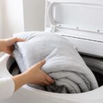縦型洗濯機で毛布用の洗濯キャップを確認する様子