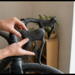 ロードバイクのブレーキレバーフードを確認する手元