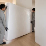 大型マットレスを室内へ搬入する場面