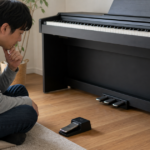 電子ピアノと単体ペダルを見比べる購入前の場面