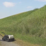 斜面の草を刈る草刈機