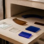 電気炉へガラスを載せた耐熱棚を入れる作業