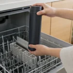 ボトルが食洗機に入るか確認する様子
