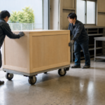 大型機器の梱包箱を作業場へ搬入する場面