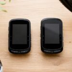 2台のGPSサイクルコンピューターを自転車用品と並べた比較イメージ