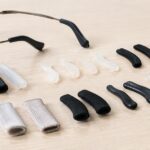 メガネと複数種類のテンプルカバーを並べたイメージ