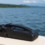 ボート上に置かれた魚群探知機用の振動子と湖面