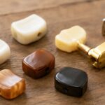 ギター用の交換ペグボタンとチューニングパーツを並べたイメージ