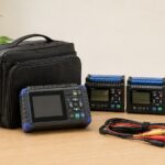 電子計測機器と収納ケースを並べたイメージ