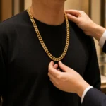 重量感のある金色チェーンを首元で試着する様子