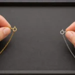 黄色系と白色系のチェーンの留め具を確認する様子