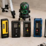 レーザー墨出し器と受光器を作業台の上に並べたイメージ
