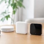リビングに複数のスマートリモコンを並べたイメージ