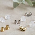 シリコン製や金属製など複数種類のピアスキャッチを並べた様子