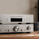 2台のシルバー系CDプレーヤーとヘッドホンを並べたオーディオ機器のイメージ
