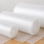 サイズの異なる気泡緩衝材のロールを並べたイメージ