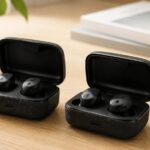 2組のワイヤレスイヤホンと充電ケースを並べて比較しているイメージ