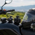 バイクとヘルメットの周りに複数の小型カメラを並べたイメージ
