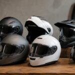 複数タイプのバイクヘルメットを並べたイメージ
