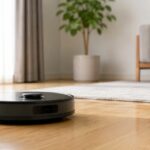 明るいリビングの床を走行するロボット掃除機のイメージ
